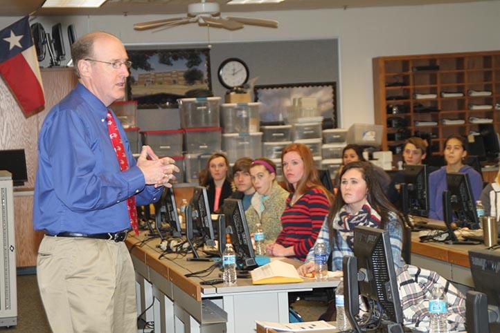 Former+graduate+John+Barton+speaks+to+students+at+the+annual+Lunch+and+Learn+meeting.+