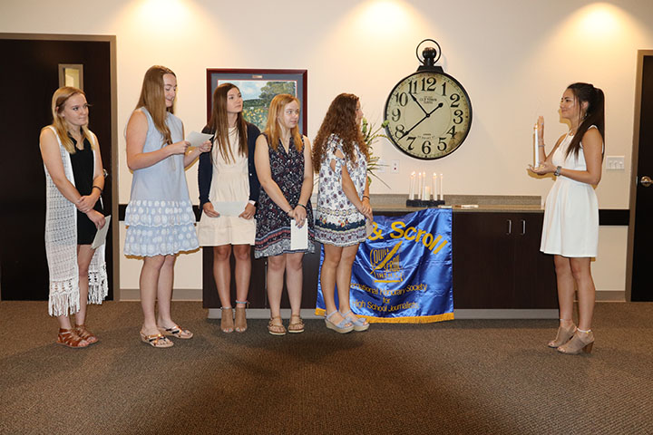 Junior Maggie Coates reads the Quill and Scroll pledge for junior Desiree Biggers to repeat. Biggers was the only inductee for the organization this year.