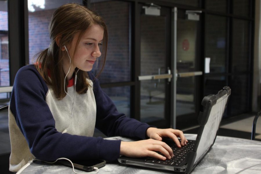 Freshman Kelsey Aultman listens to music while working.