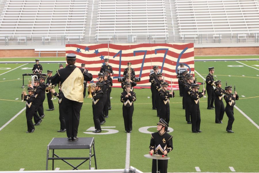 The Prowlin' Growlin' Wildcat Band marches "Independence" in their 1776 show. 