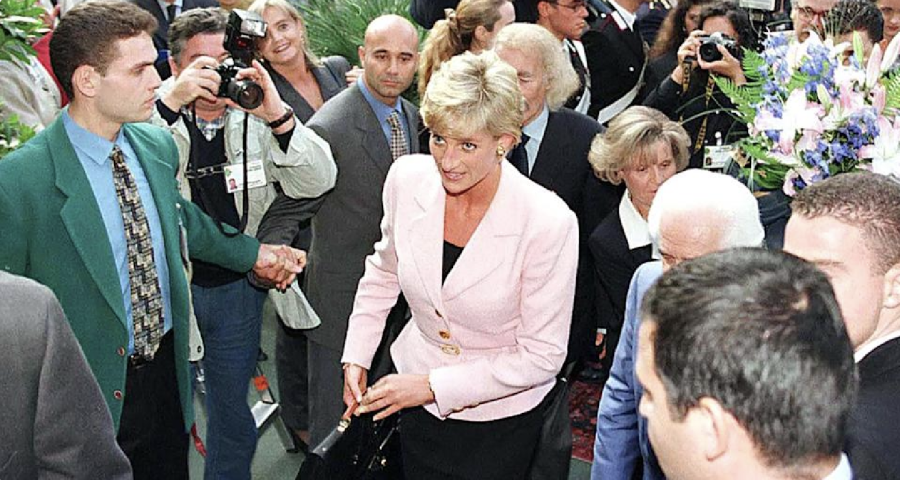 Diana is immediately surrounded by paparazzi as she arrives to a charity event.
