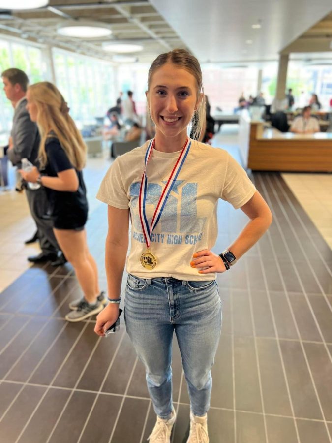 Senior Kadence Huffman advances to state in three UIL events